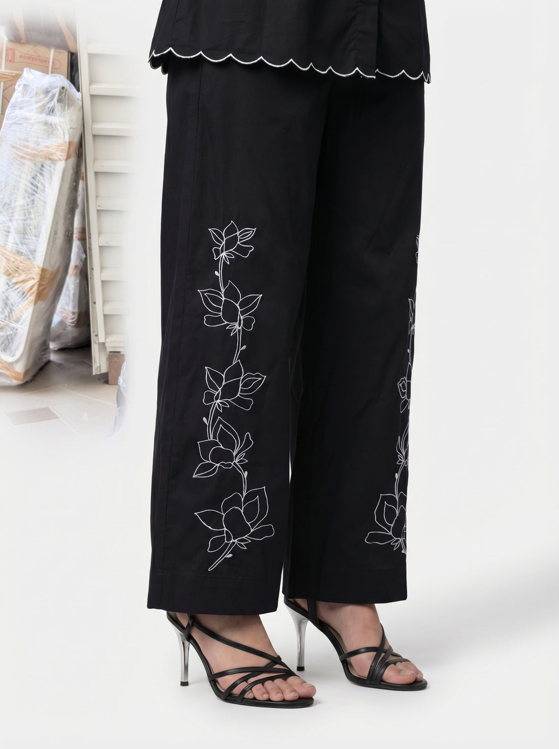 Flower Embroidered Pants - Black